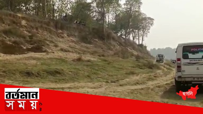 প্রশাসনের নিষেধাজ্ঞাকে অমান্য করেই চলছে বালি পাচার।