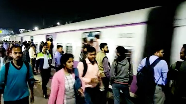 অবশেষে ৩ ঘন্টা পর স্বাভাবিক হলো ট্রেন চলাচল