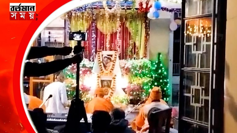 আলোয় সেজে উঠেছে হুগলির গোঘাট থানার কামারপুকুর রামকৃষ্ণদেবের মঠ।