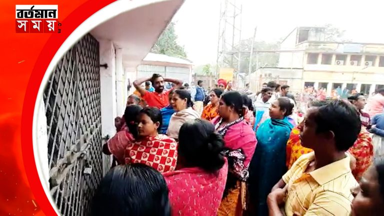 তেহট্ট গ্রাম পঞ্চায়েত অফিসে তালা ঝুলিয়ে বিক্ষোভ গ্রামবাসীদের।