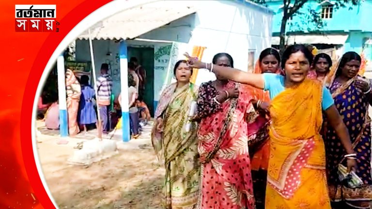 আবাস যোজনার নতুন তালিকা নিয়ে তৃণমূলের পার্টি অফিসের সামনে বিক্ষোভ এলাকাবাসীদের।