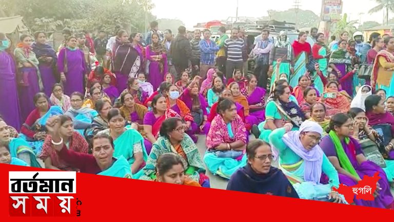 পুড়শুড়ায় বিডিও স্মারকলিপি না নেওয়ায় আরামবাগ-কলকাতা রাজ্য সড়ক অবরোধ আশা ও আইসিডিএস কর্মীদের।