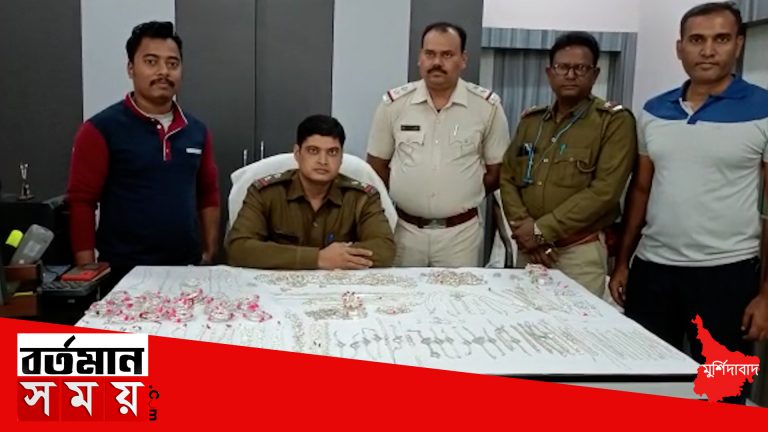 এক স্বর্ন ব্যবসায়ীর 5 কেজি রুপোর গহনা ভর্তি ব্যাগ ফিরিয়ে দিলেন পুলিশ।