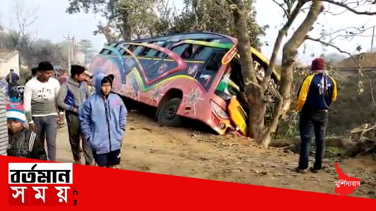 মুর্শিদাবাদে হলদিয়া ফরাক্কা রাজ্য সড়কে বাস দুর্ঘটনা।