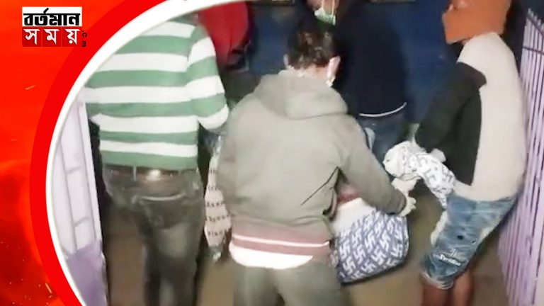 ঘরের মধ্যে থেকে উদ্ধার এক বৃদ্ধার মৃতদেহ