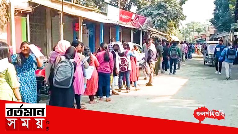 এগারোটা বেজে গেলও পরীক্ষা কেন্দ্রের সামনে দীর্ঘ লাইন পরীক্ষার্থীদের