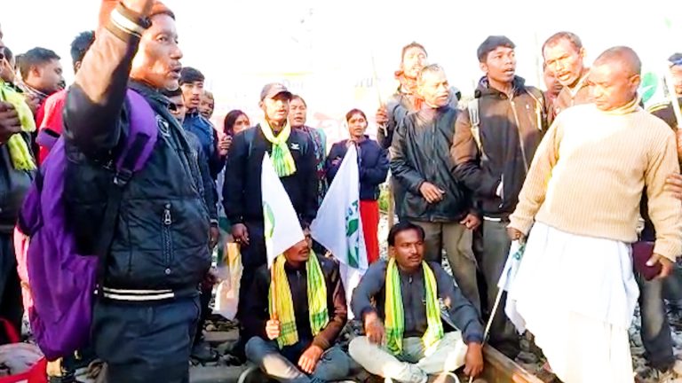 মাঝ রাস্তা এভাবে ট্রেন দাঁড়িয়ে পরায় সমস্যায় রয়েছেন রেল যাত্রীরা।