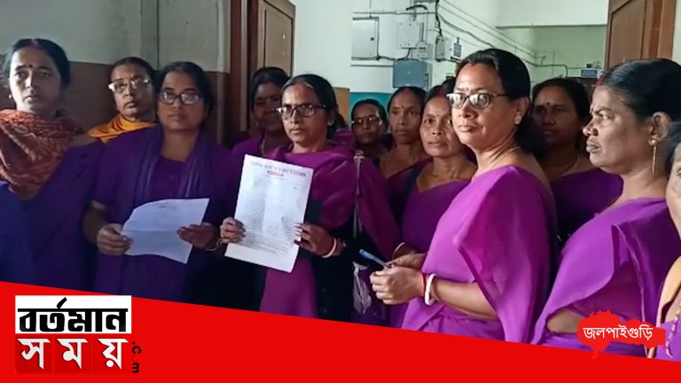 প্রধানমন্ত্রী আবাস যোজনার সমীক্ষা থেকে অব্যাহতি চেয়ে আশা কর্মীদের স্মারকলিপি।