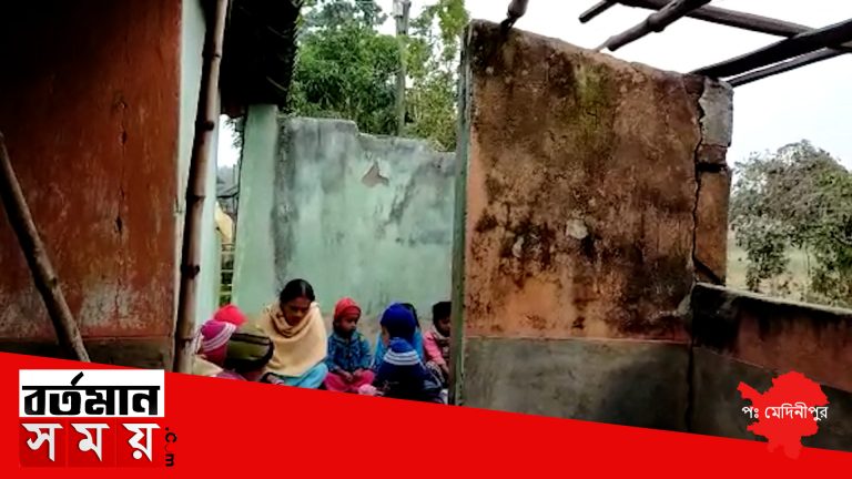 পশ্চিম মেদিনীপুরের অঙ্গনওয়াড়ি কেন্দ্রে ছাদহীন সেন্টারেই চলছে খুদে পড়ুয়া দের পঠন পাঠন।