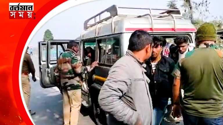 পিকনিকের গাড়ি আটকে পুলিশের তল্লাশি