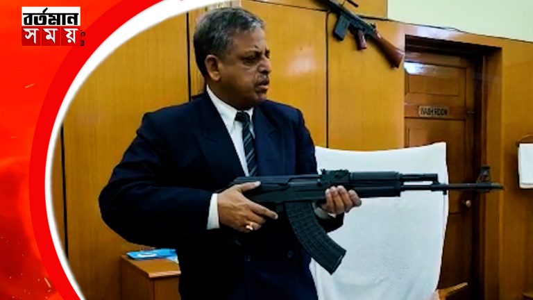 CISF এর আধিকারিকদের হাতে তুলে দেওয়া হলো নতুন ট্রিচি অ্যাসল্ট রাইফেল