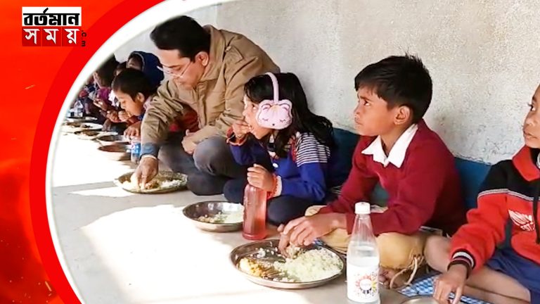 স্কুলের মিড-ডে-মিল খেয়ে মধ্যাহ্নভোজ সারলেন ডেবরার বিধায়ক।
