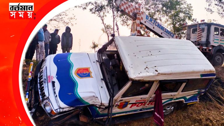 বাঁকুড়ায় পুলিশের গাড়ি উল্টে আহত কয়েকজন পুলিশকর্মী।