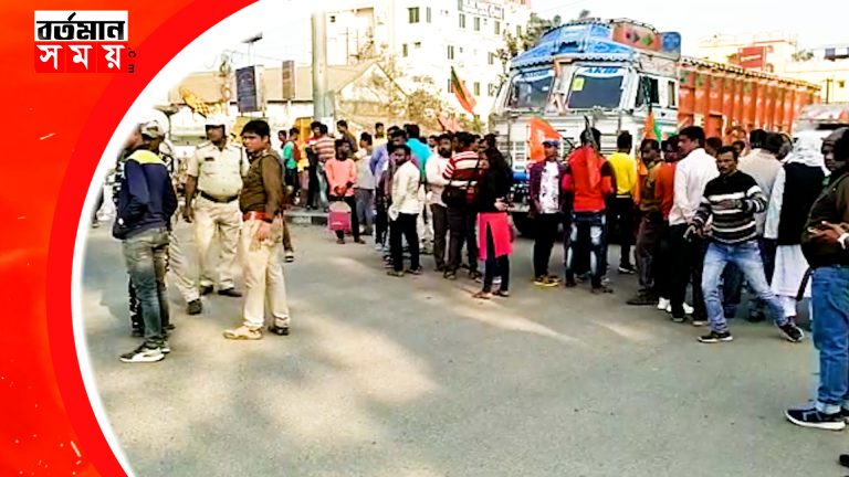 বিজেপি কর্মীরা পথ অবরোধ করে বিক্ষোভ দেখায় আরামবাগ পল্লীশ্রী মোড়ে।