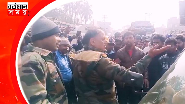 চাঁচলে জাতীয় সড়ক অবরোধ করে বিক্ষোভ টোটো চালকদের।