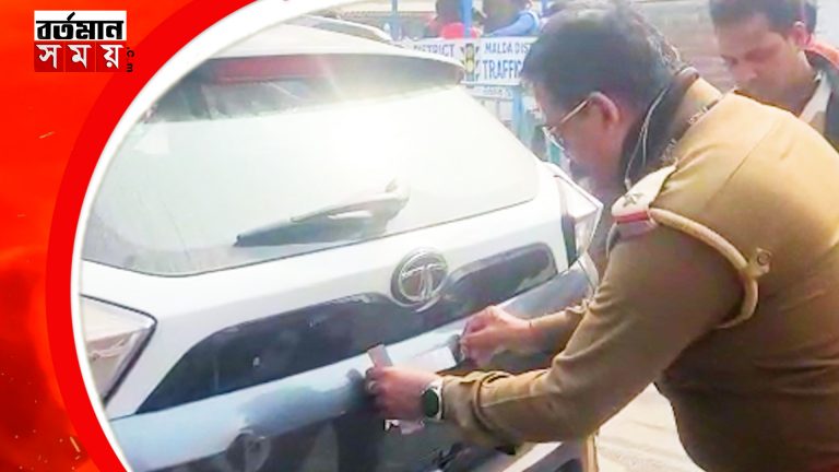 পথ দুর্ঘটনা রুখতে নয়া উদ্যোগ পুলিশের, পথচলতি গাড়িতে লাগানো হচ্ছে স্টিকার