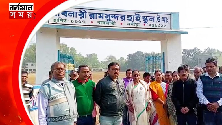 তৃণমূল কর্মী সুনীল ঘোষের বাড়িতে মধ্যান্য ভজন সারলেন রিক্তা কুন্ডু।