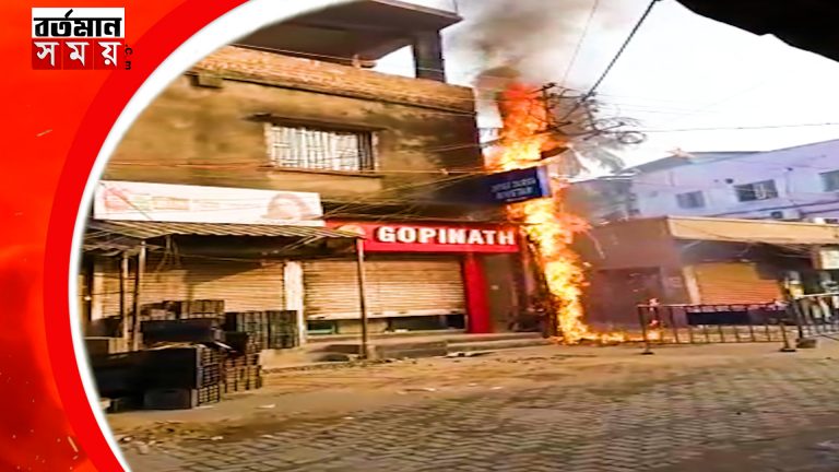 ঠাকুরপুকুরে একটি লাইট পোস্টে হঠাৎই আগুন লেগে চাঞ্চল্য।