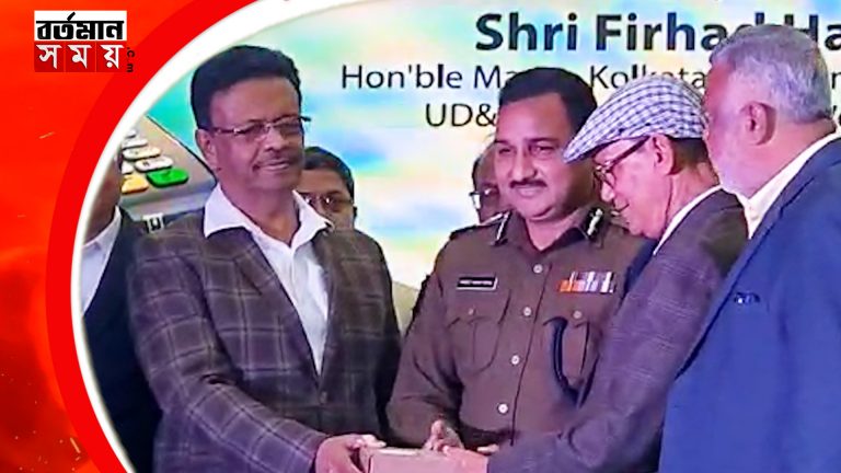 স্মার্ট পার্কিং নামক অ্যাপসের উদ্বোধন করেন গ্র্যান্ড হোটেলের সামনে মেয়র ফিরহাদ হাকিম।