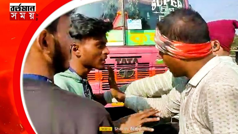 কলেজের সামনে বাস আটকে রেখে বিক্ষোভ কলেজ পড়ুয়াদের।