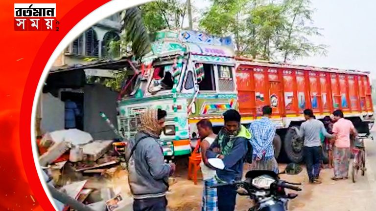 দেগঙ্গায় বালি বোঝায় ট্রাক ঢুকে পড়ল দোকানে, আহত ২