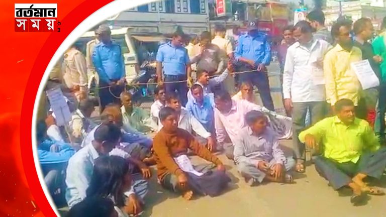 রসুলপুরে আলুর ক্ষতিপূরণের দাবীতে বিক্ষোভ চাষিদের।