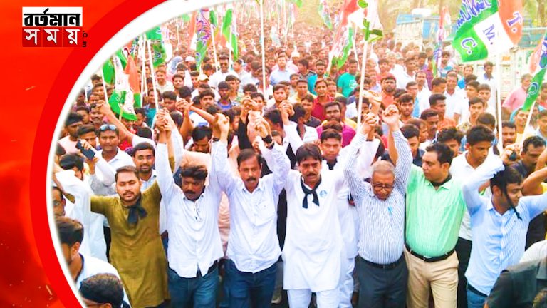 মুখে কালো কাপড় বেঁধে এদিন মিছিলে উপস্থিত হন তৃণমূলের কর্মী সমর্থকরা।