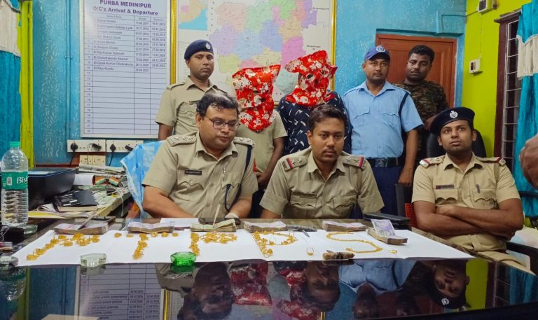 ওড়িশা থেকে ছিনতাই হওয়া আংটি ও নেকলেস, হার মিলিয়ে দুশোগ্রাম সোনা সহ আশি হাজার টাকা উদ্ধার হলো।