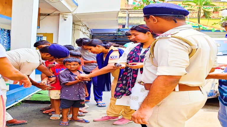 রাখি বন্ধনের মাধ্যমে একতার বার্তা দিলেন নিউ ব্যারাকপুর থানার পুলিশ।