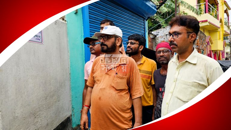 কাঁচরাপাড়ায় ডেঙ্গু সচেতনতায় পথে নামলেন কাউন্সিলার শম্ভুনাথ বোস।