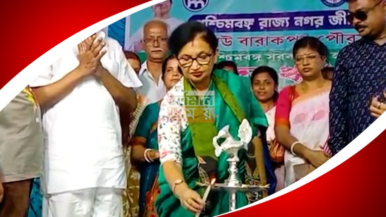 নিউ বারাকপুরে ফুটপাথ হকারদের ঋণ প্রদান কর্মসূচি উদ্বোধনে মন্ত্রী চন্দ্রিমা ভট্টাচার্য।