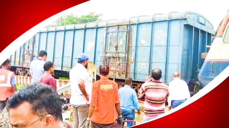 সাগরদিঘির পোড়াডাঙ্গা রেল স্টেশনে লাইনচ্যুত মালগাড়ি।