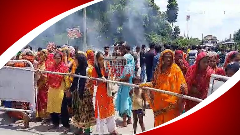 মালদায় ফের বিদ্যুৎ বিভ্রাটের প্রতিবাদে রাজ্য সড়ক অবরোধ স্থানীয়দের।