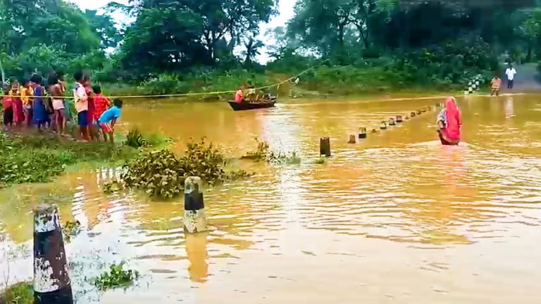 জলমগ্ন নলহাটি চরম দুর্ভোগে এলাকাবাসী।