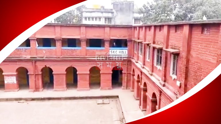 মালদার চাঁচল কলেজে হাতেনাতে পাকড়াও ভুয়ো পরীক্ষার্থী।