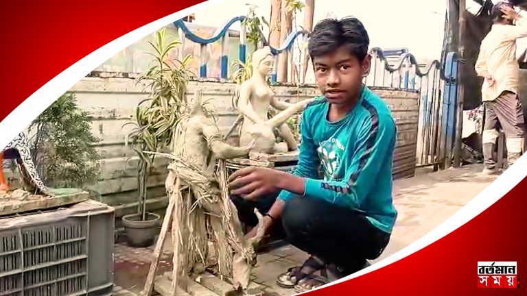 ফুটপাতেই প্রতিমা গড়তে মত্ত ক্ষুদে শিল্পী রাহুল রজক।