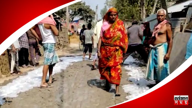 মালদায় পথ অবরোধ করে বিক্ষোভ গ্রামবাসীদের।