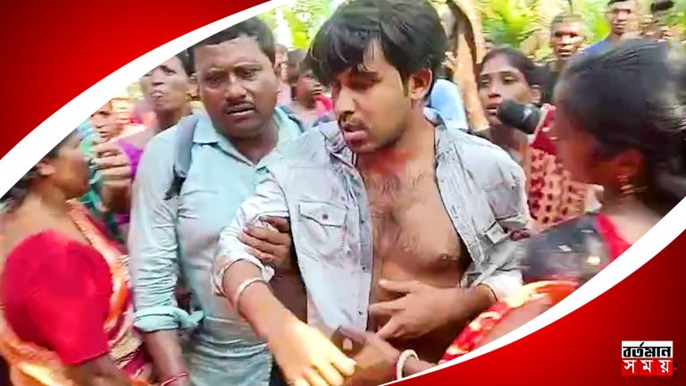 সন্দেশখালিতে তৃণমূল নেতাকে বাড়ি থেকে বের করে এনে মাটিতে ফেলে লাঠিপেটা করলেন গ্রামের মহিলারা!