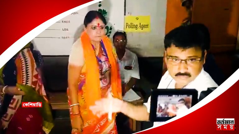বুথ কেন্দ্র থেকে কলকাতা পুলিশকে বার করে দিলেন অগ্নিমিত্র পাল।