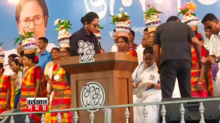 ছিঁড়ে গেল মুখ্যমন্ত্রীর হাওয়াই চটি, সেফটি পিন দিয়ে নিজেই জুতো সেলাই করলেন মুখ্যমন্ত্রী।