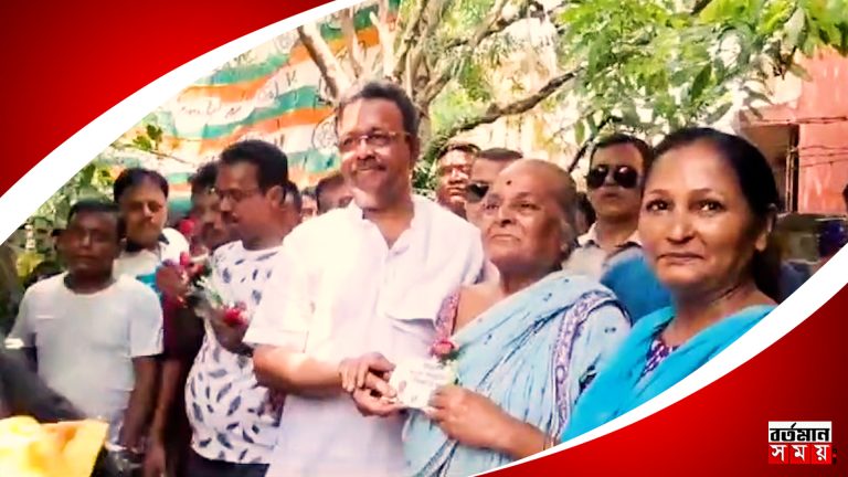 লোকসভা নির্বাচনে জয়জয়কার তৃণমূলের, ধন্যবাদজ্ঞাপনে পাড়ায় পাড়ায় ঘুরছেন ফিরহাদ হাকিম।
