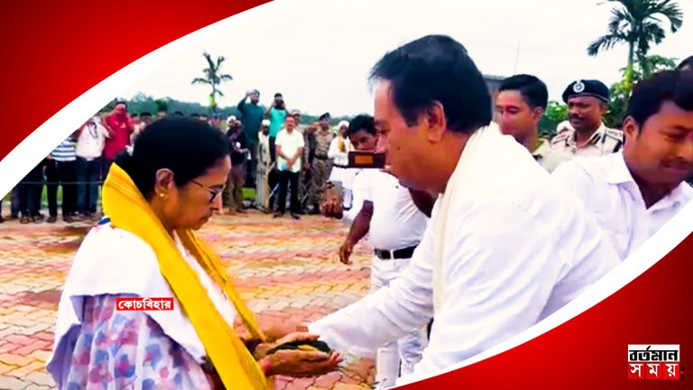 রাজবংশী উত্তরীয় পরিয়ে, হাতে গুয়াপান দিয়ে নিজের বাড়িতে মুখ্যমন্ত্রীকে স্বাগত জানালেন অনন্ত মহারাজ।