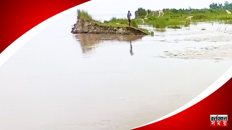 ভোররাতে বাঁধ ভাঙলো ভুতনির কেশবপুরে।
