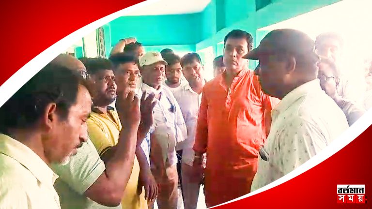 স্কুলে দেরি করে আসার অভিযোগে প্রধান শিক্ষককে স্কুলের ঘরে তালা বন্ধ করল অবিভাবকেরা।