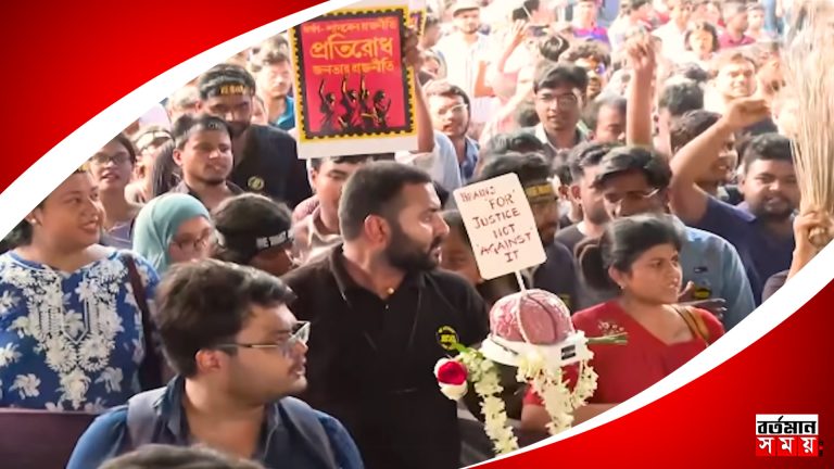 ব্রেনের মডেলে মালা ঝুলিয়ে প্রতীকী আন্দোলন জুনিয়ার চিকিৎসকেদের।