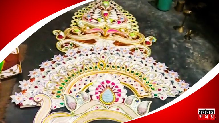 পুজোর মাত্র ১৪ দিন বাকি, রঙিন শোলা শিল্পের কারুকার্যে ঝুঁকেছেন প্রস্তুতকারকেরা।