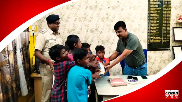 ফুটবলের আবেদন নিয়ে ধনিয়াখালি থানায় ৮ খুদে।