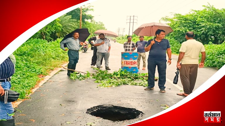 প্রবল বৃষ্টিতে ধস নামল দুর্গাপুরের রাস্তায়, আতঙ্কিত এলাকাবাসী।