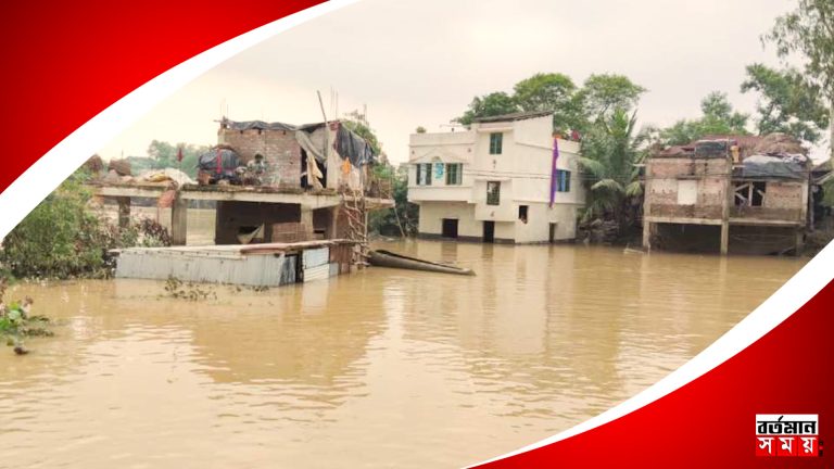 জলের তলায় ঘাটাল, চরম দুর্ভোগে এলাকাবাসী।