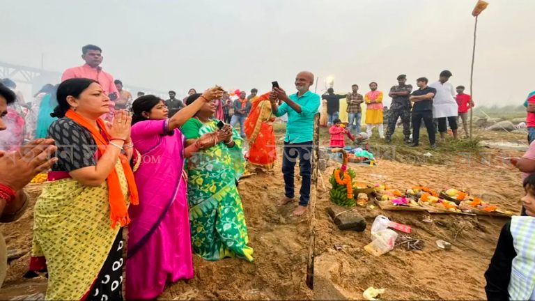 বার্নপুরের ঘাটে একহাঁটু জলে নেমে ছটপুজো সারলেন অগ্নিমিত্রা পাল।